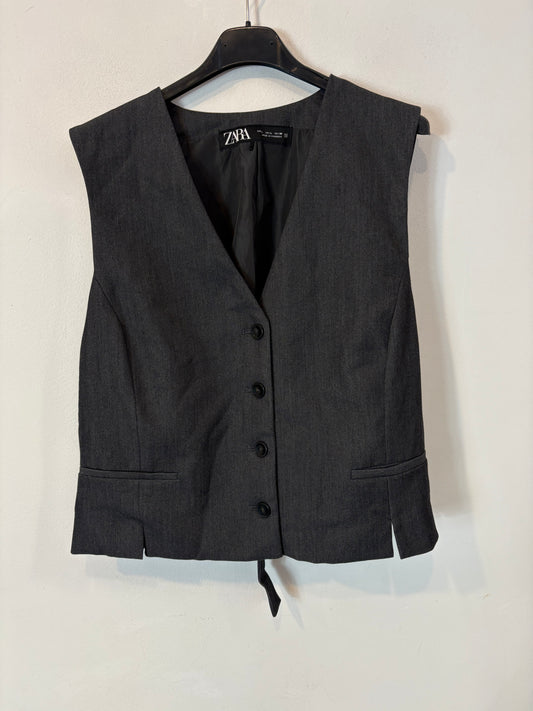 ZARA. Chaleco gris abotonado