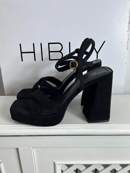 ZARA. Sandalia negra plataforma. T 39