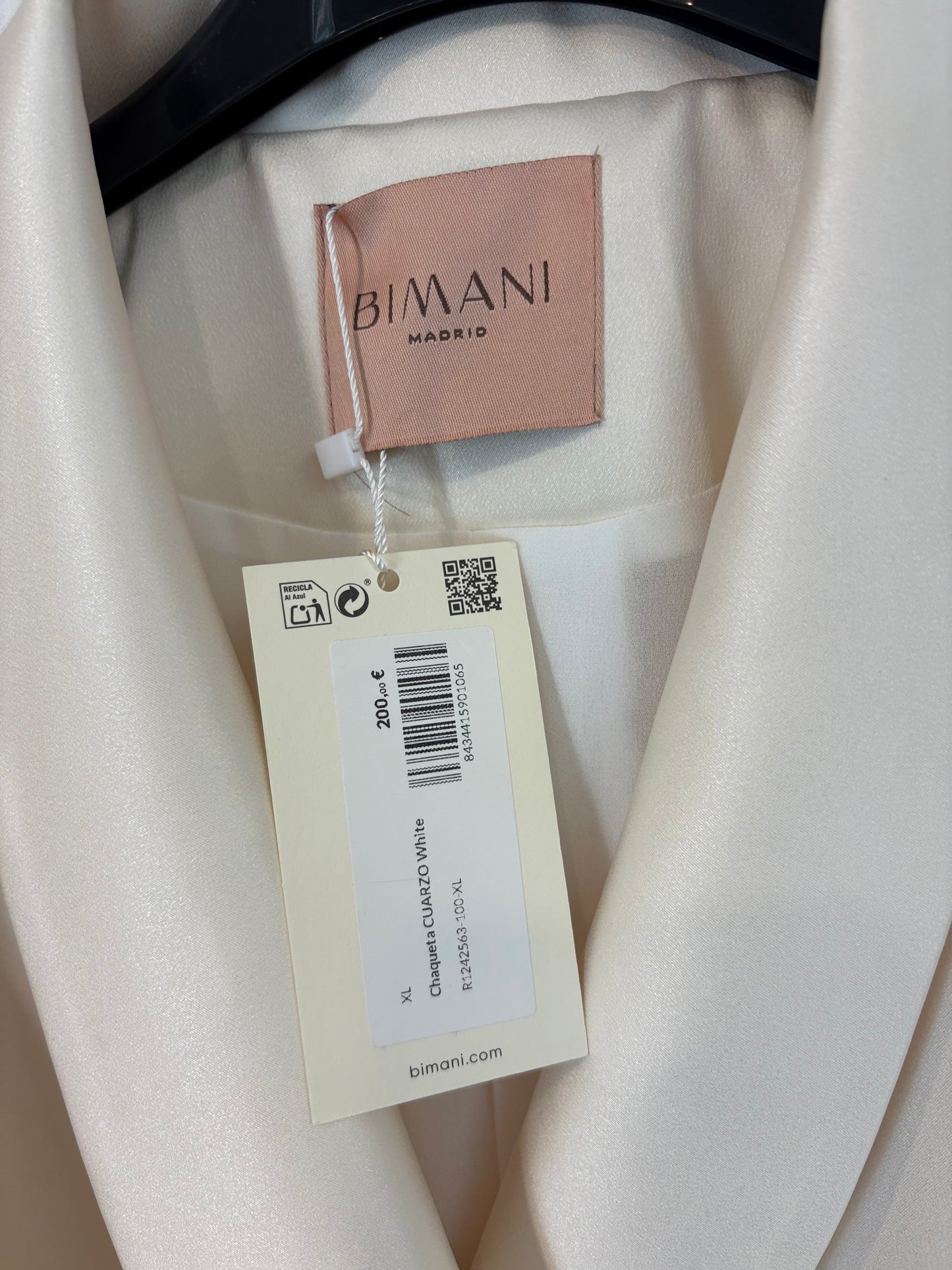 BIMANI. Traje de chaqueta marfil satinado