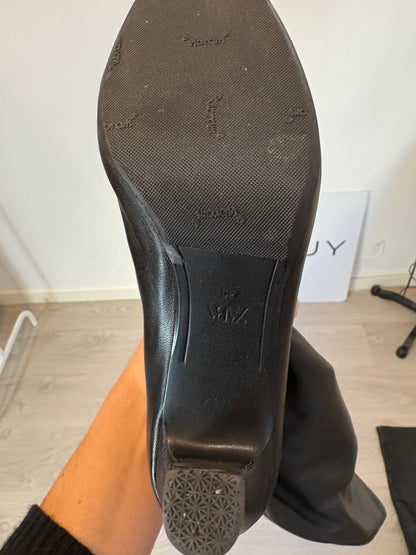ZARA. Bota tacón piel soft en negro