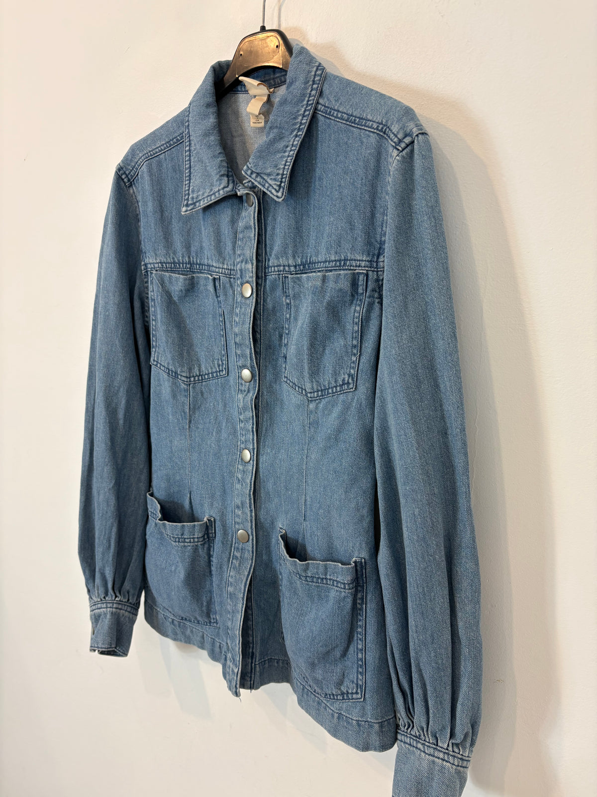 H&M. Sobrecamisa denim abotonada