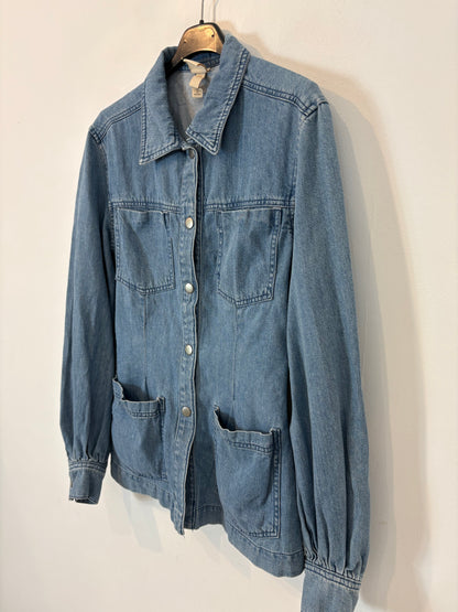 H&M. Sobrecamisa denim abotonada