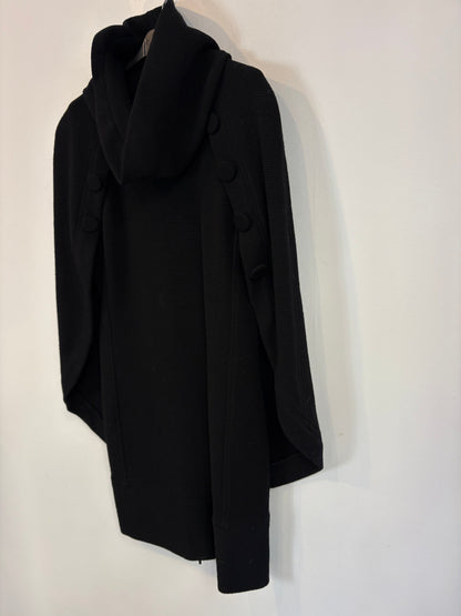 MIRIAM OCARIZ. Vestido negro textura capa