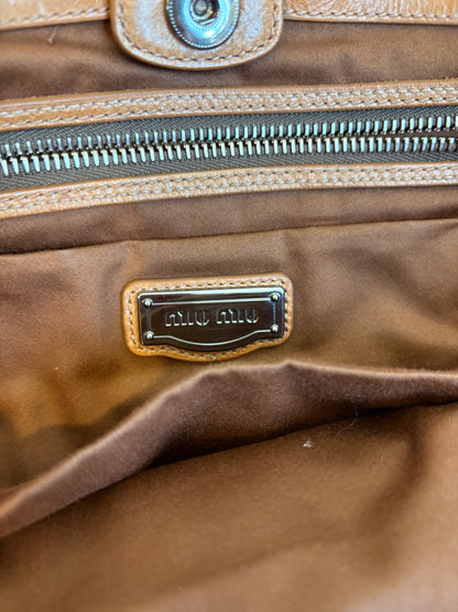 MIU MIU. Bolso trenzado piel