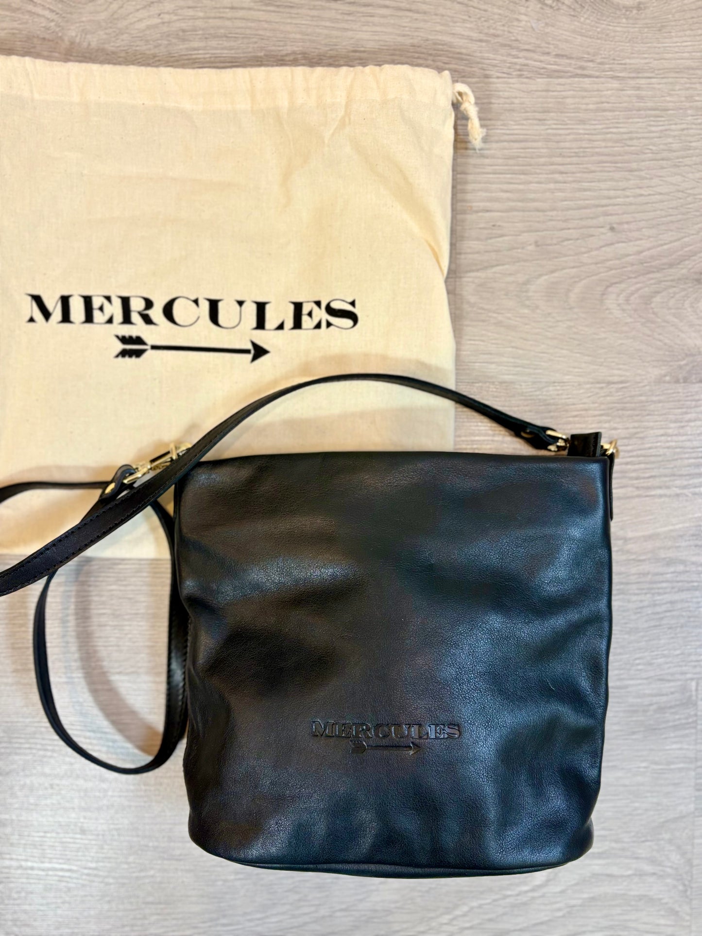 MERCULES. Bolso negro piel asa larga