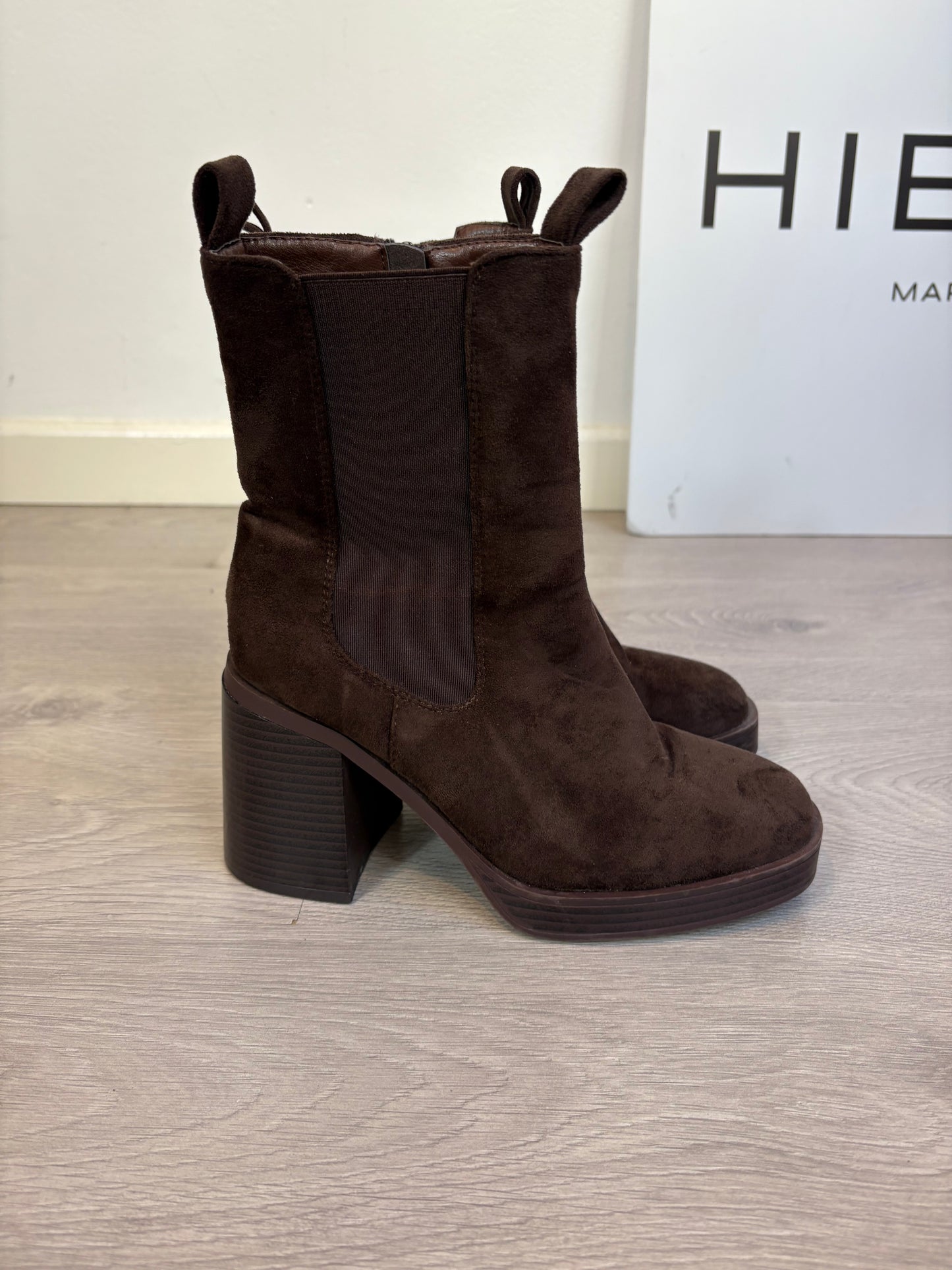 OTRAS. Botines marrón tacón ancho