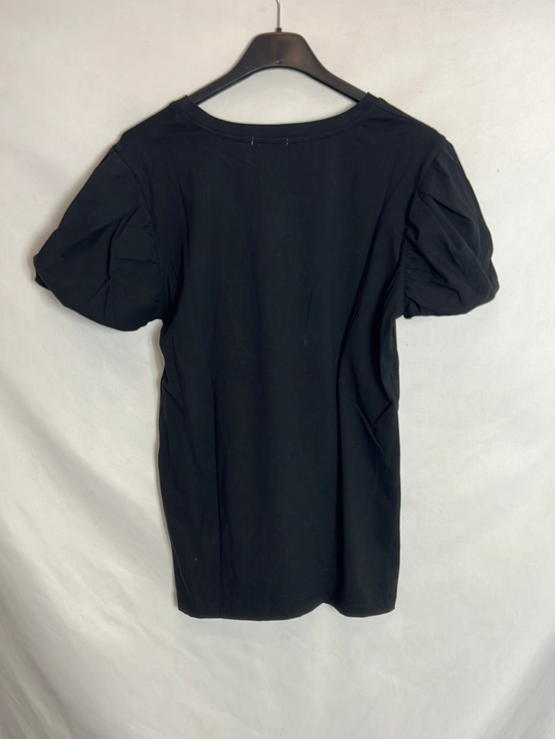 O’LIVIA. Camiseta negra manga abullonada. T S/M