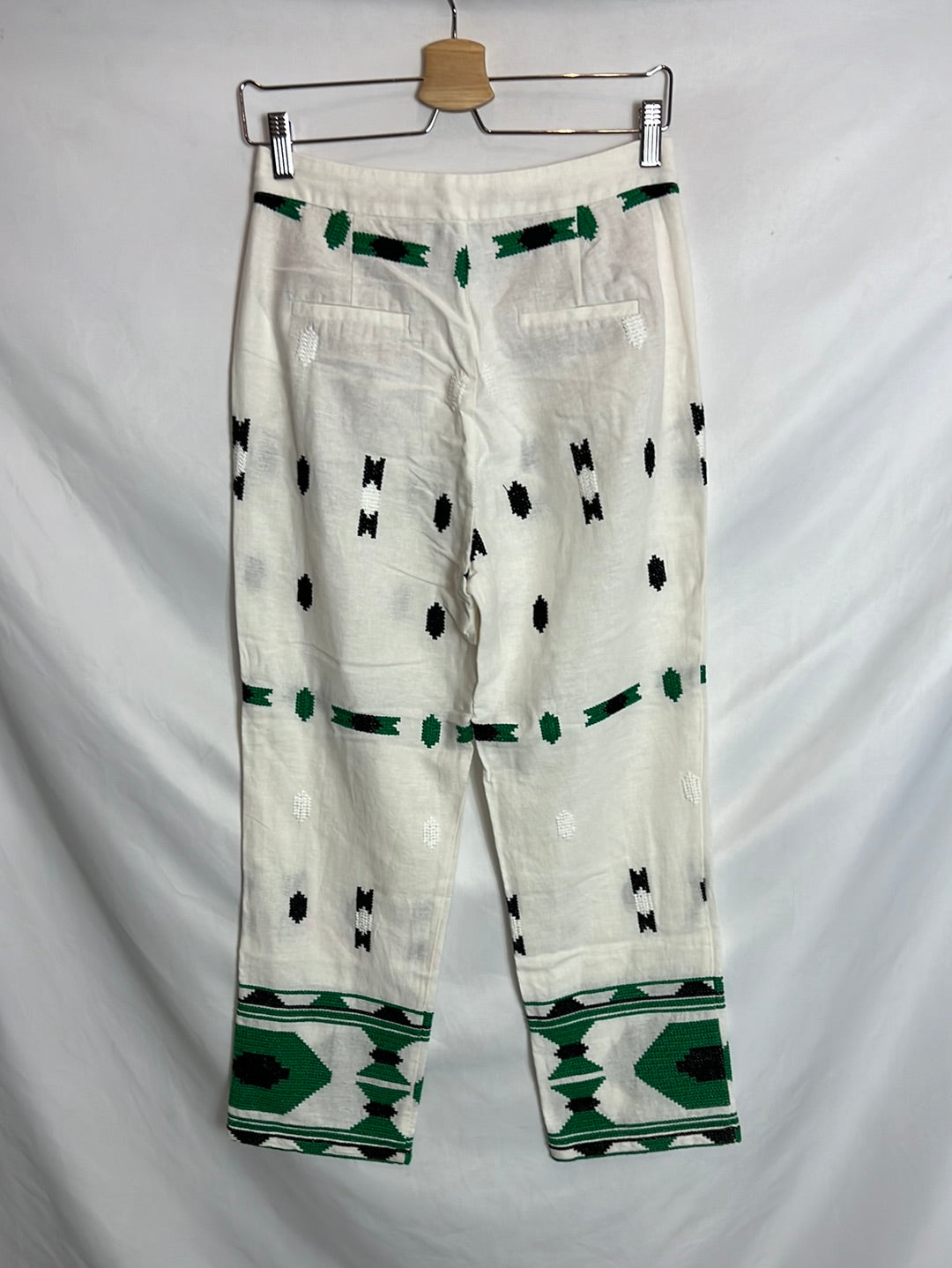ZARA. Pantalón crudo bordados. T S