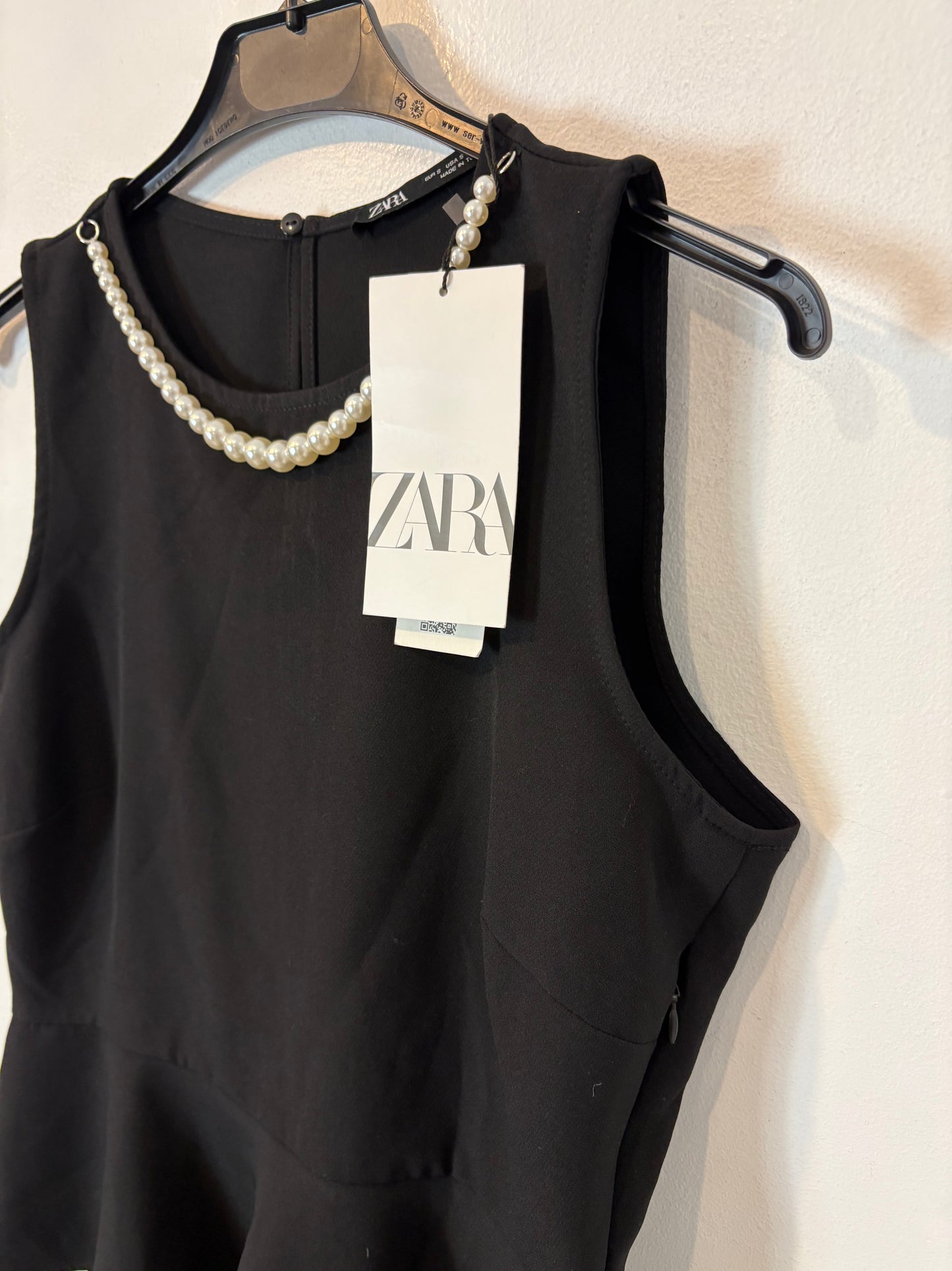 ZARA. Top volante y perlas