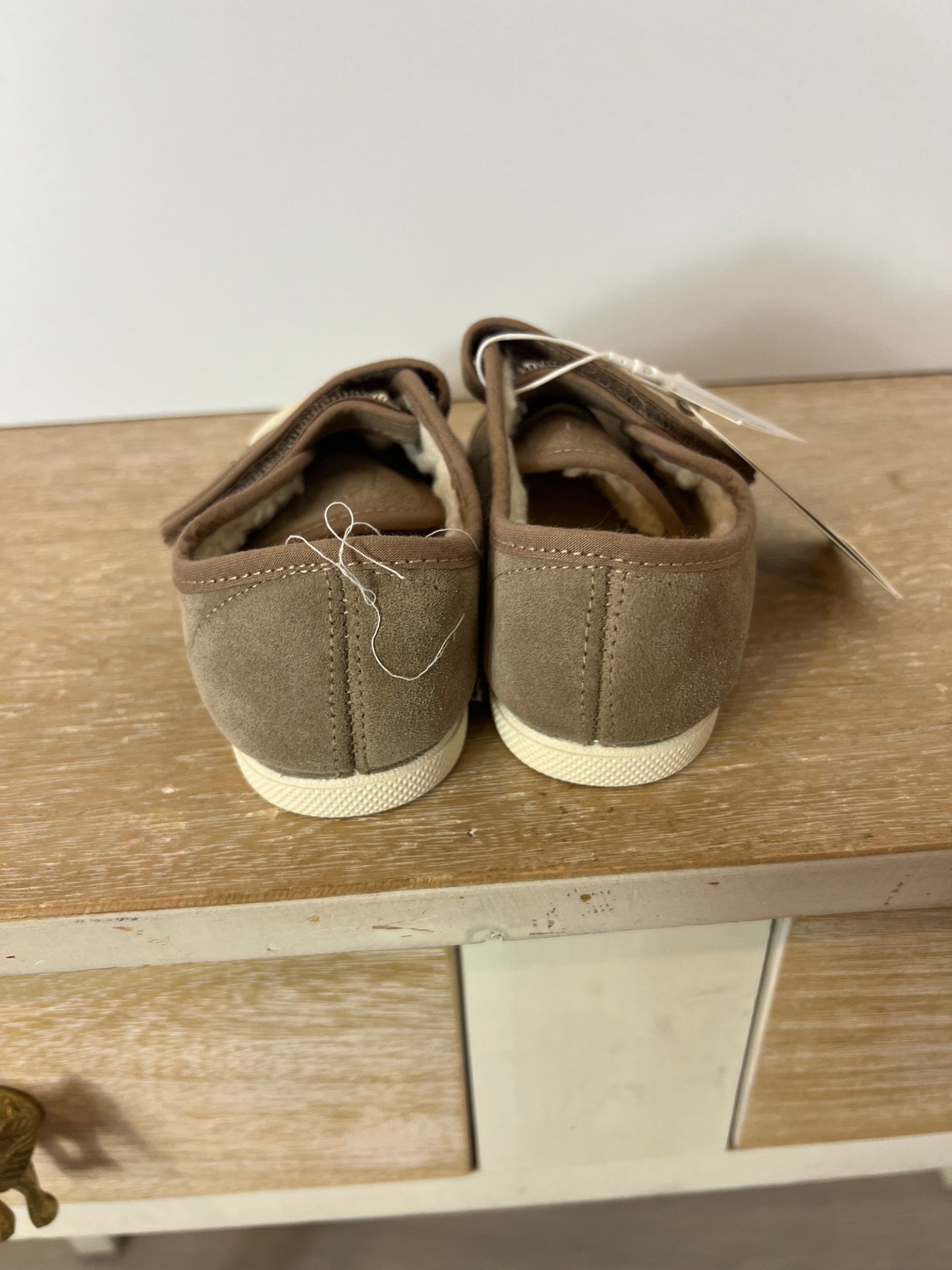 ZARA. Beige textured sneakers with Velcro. Size 25