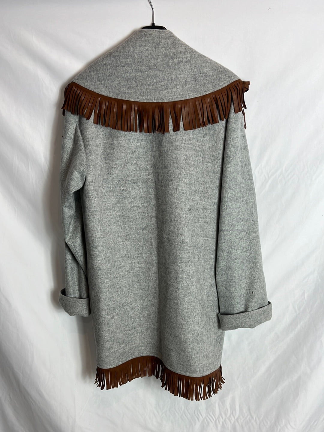 GEORGES RECH. Total look gris jaspeado y flecos en piel. T 36