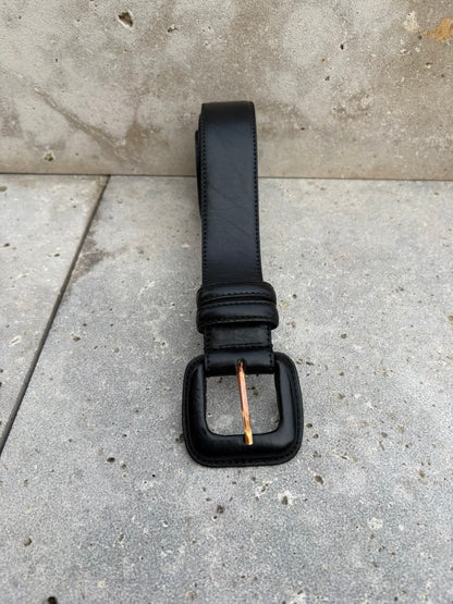 ZARA. Cinturón piel negro