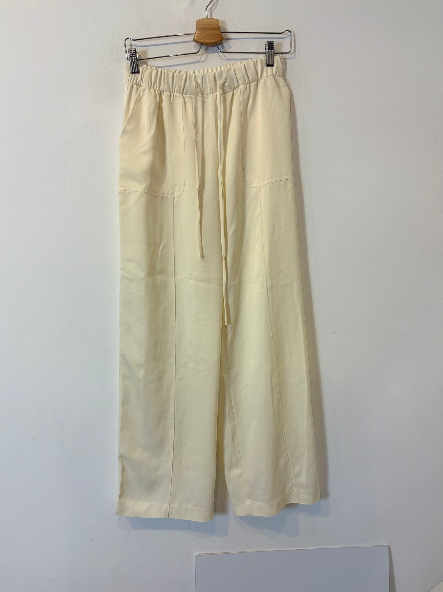 ZARA. Pantalón en crudo fluido