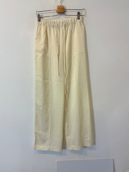 ZARA. Pantalón en crudo fluido
