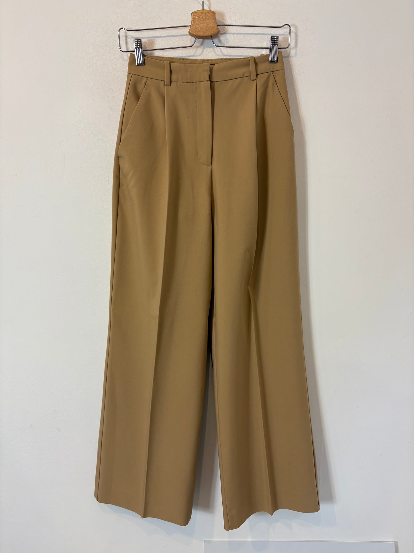 ZARA. Pantalón beige sastre. T XS