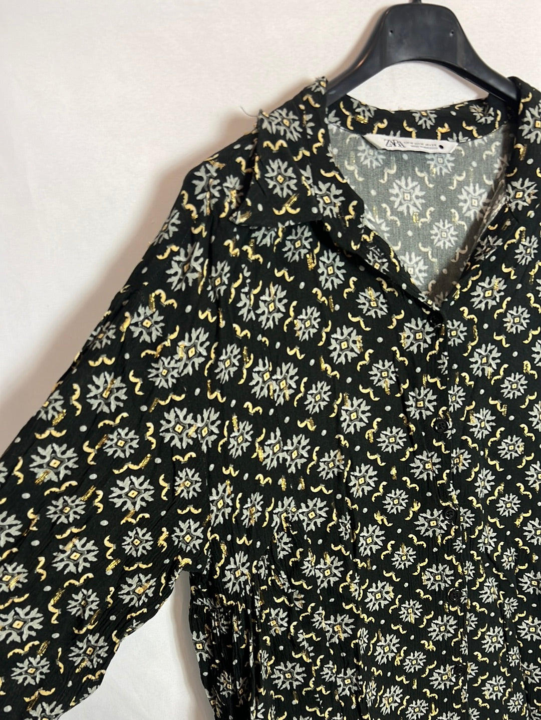 ZARA. Blusa negra fluida detalles dorados. T M