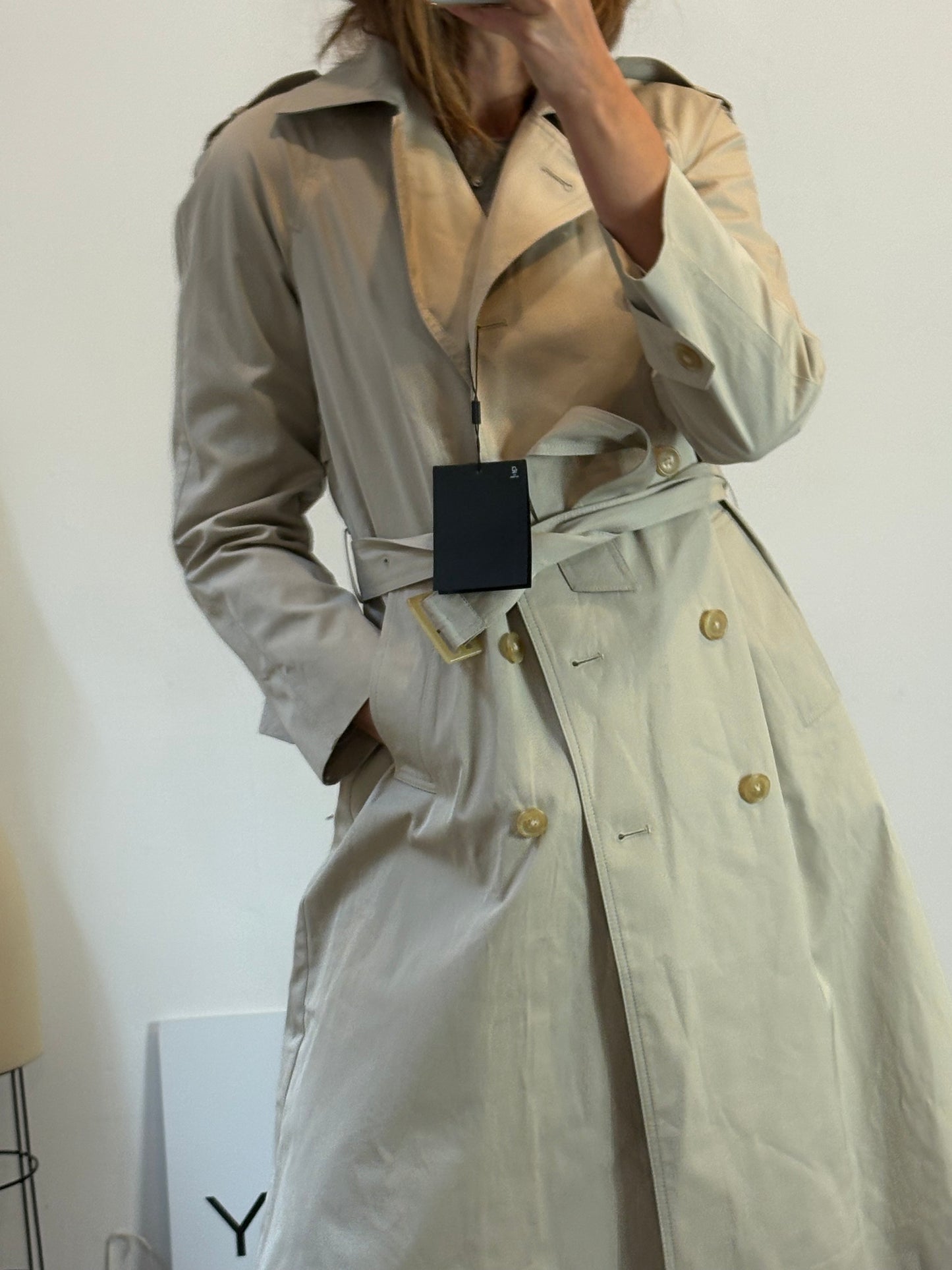 MASSIMO DUTTI. Gabardina beige clásica