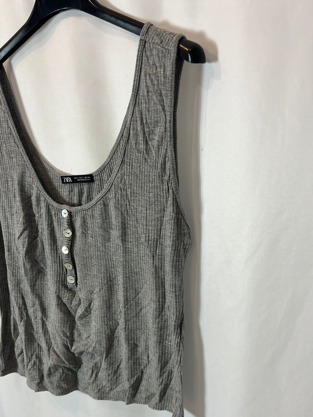 ZARA. Gray ribbed top. TS