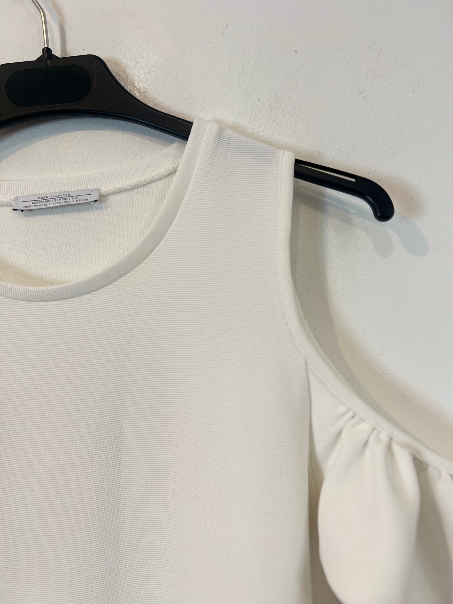 ZARA. Vestido blanco hombros T.s