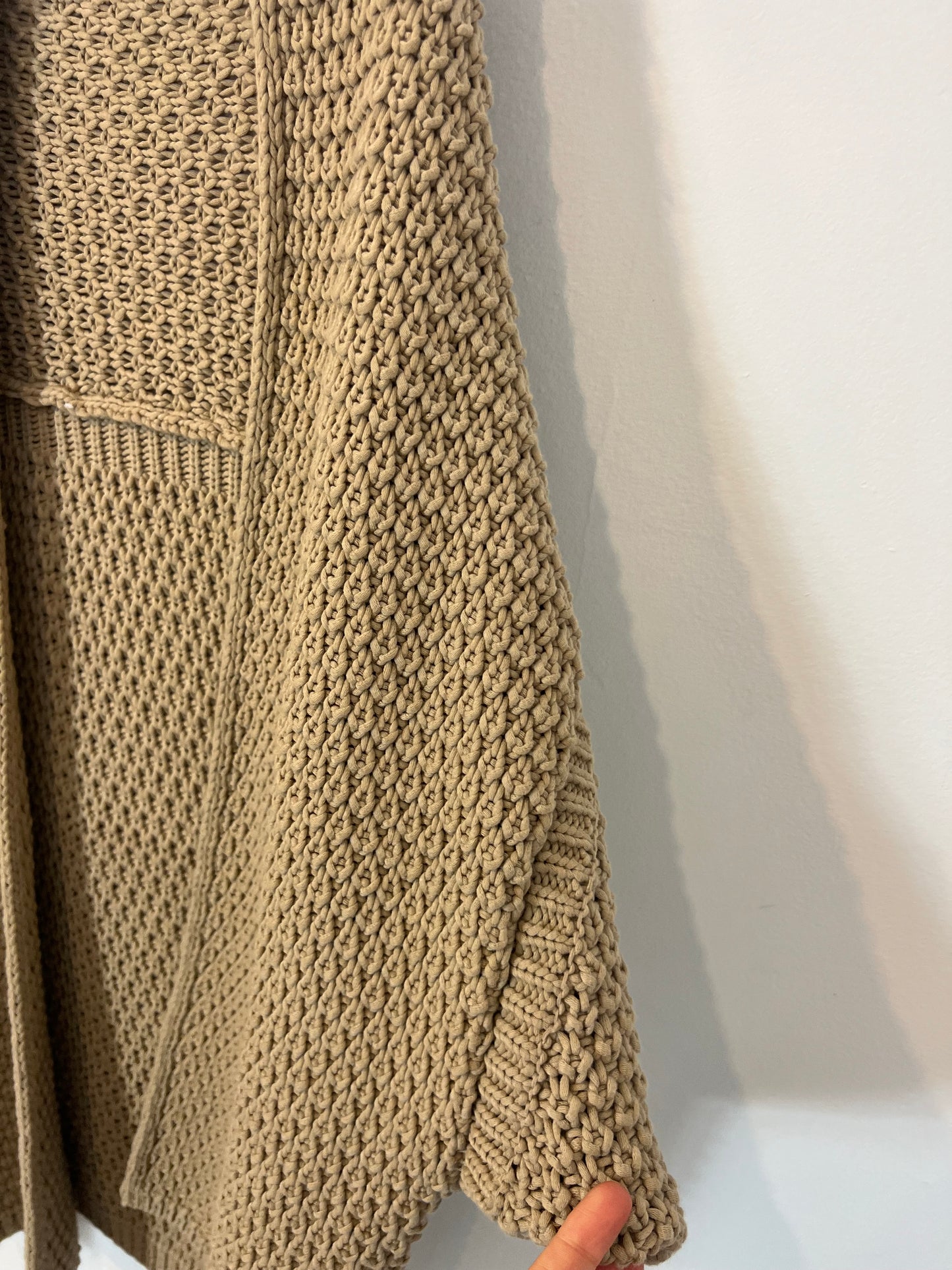 ZARA. Cardigan punto grueso beige oscuro. T M