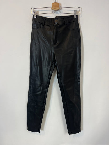 ZARA. pantalón negro efecto piel. T M