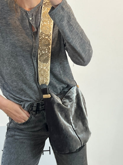 OTRAS. Bolso terciopelo gris