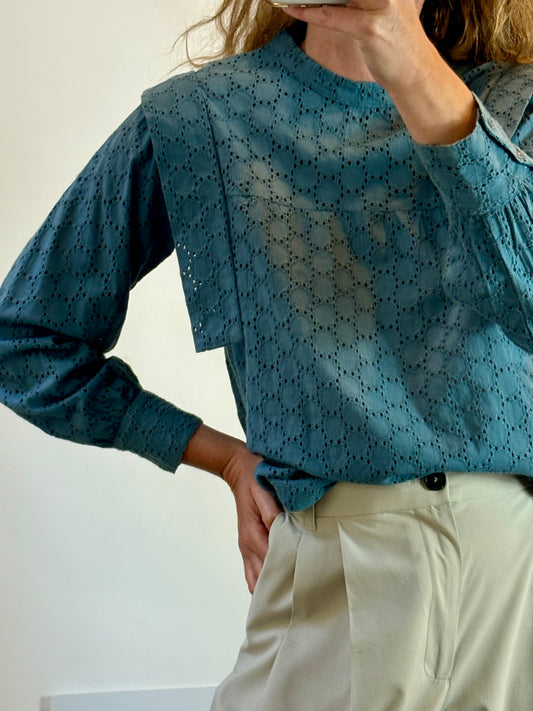 COMPAÑÍA FANTÁSTICA . Blusa azul bordados