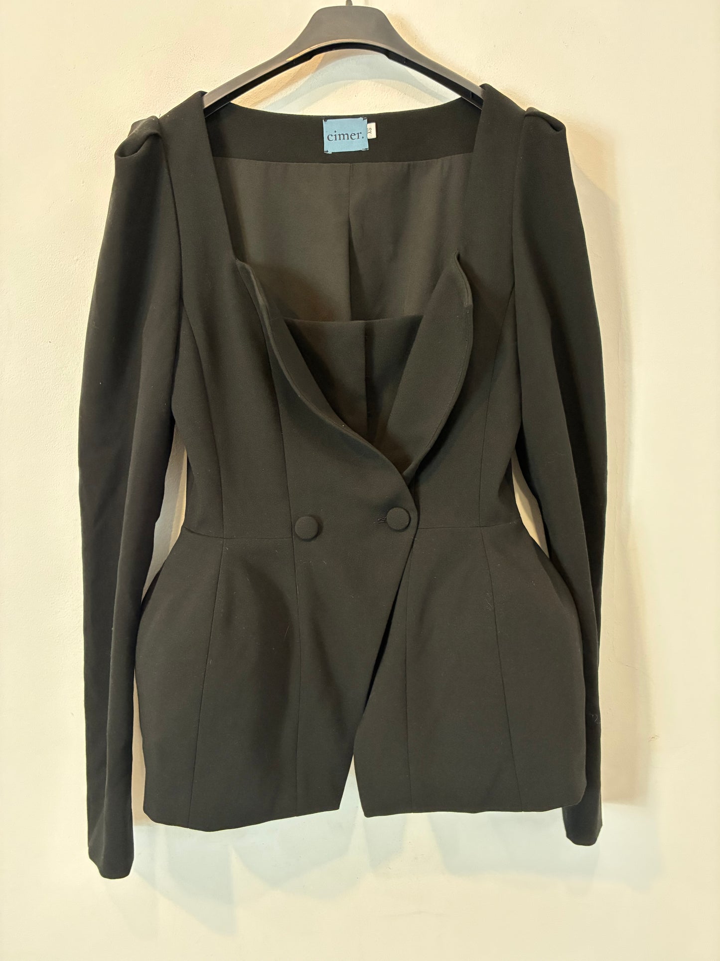 CIMER. Blazer negra detalle cintura