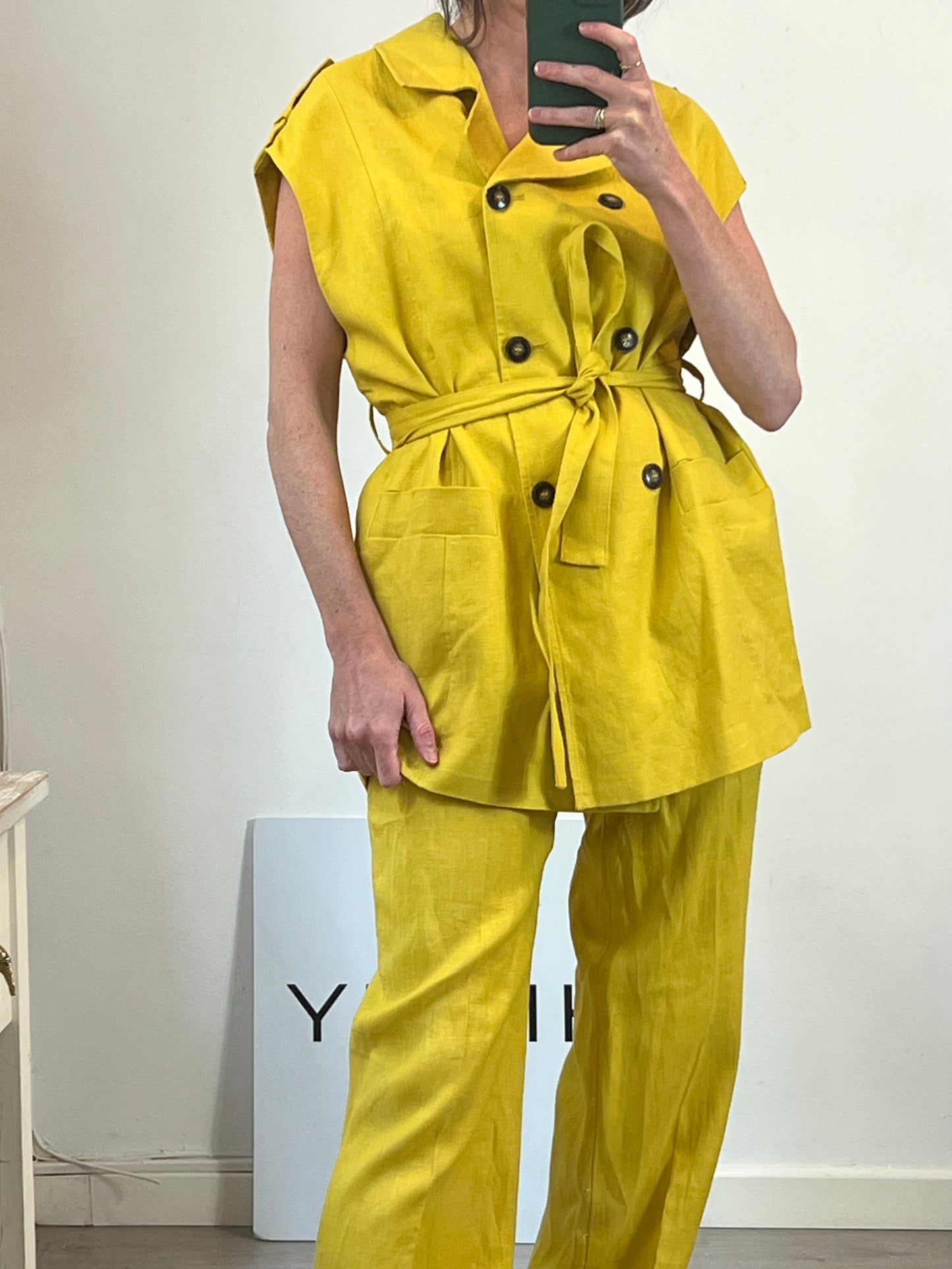 ZARA. Conjunto pantalón y chaleco lino mostaza. T S