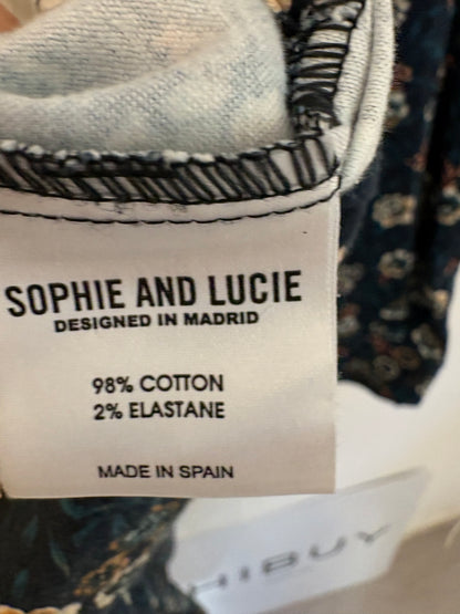 SOPHIE AND LUCIE. Mono largo flores