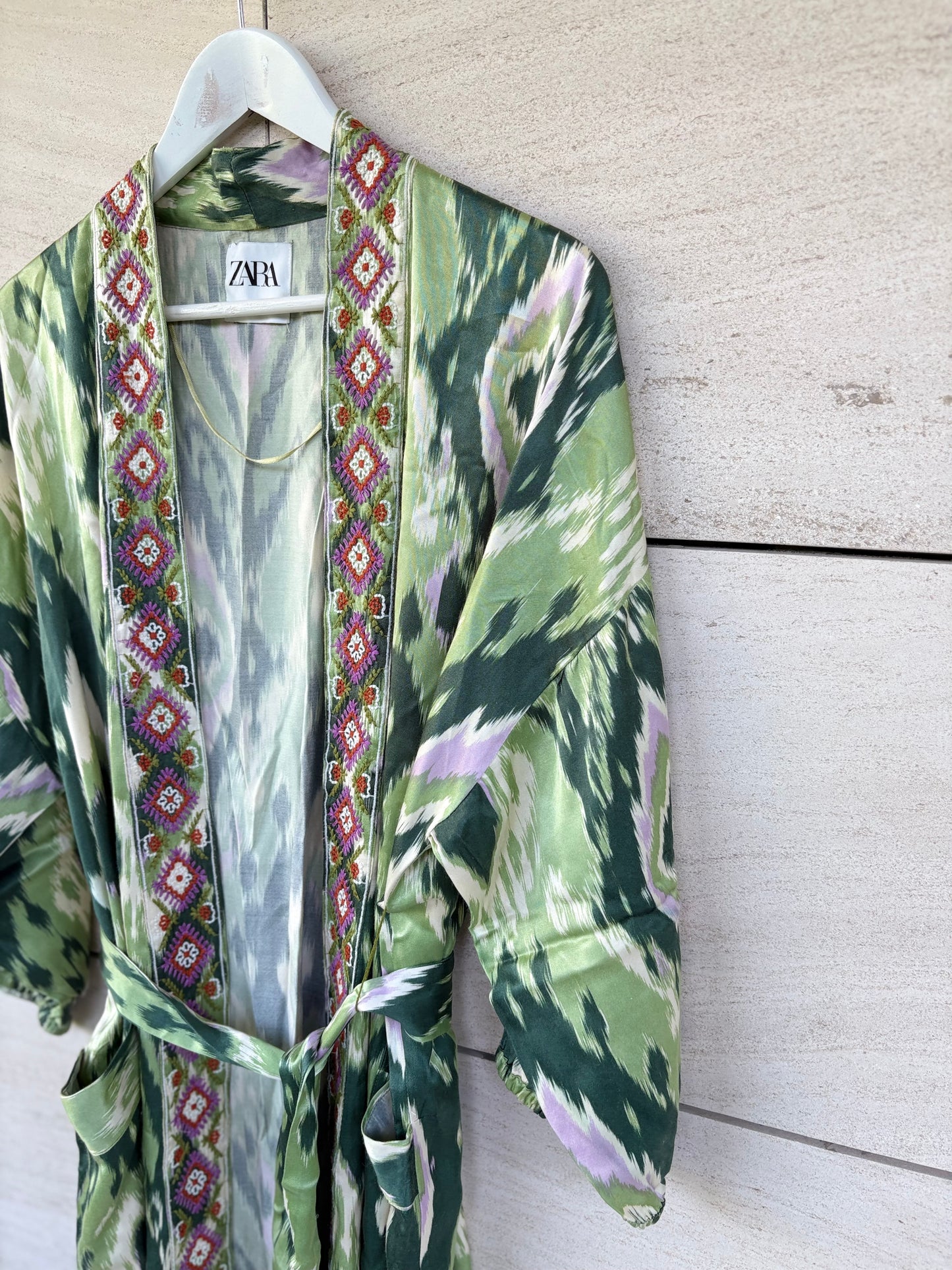 ZARA. kimono largo estampado y bordados. T M
