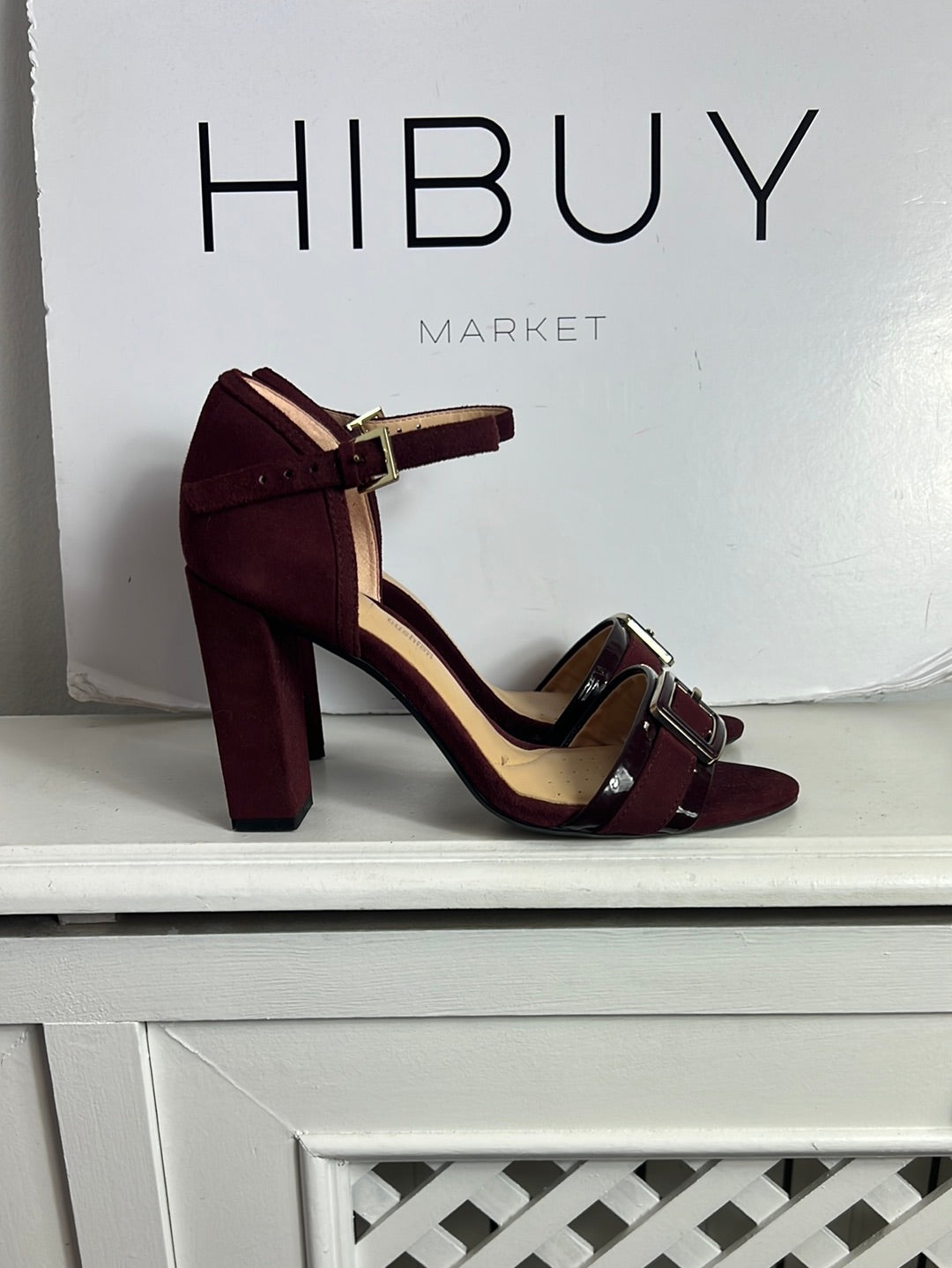 CLARKS. Burgundy buckle sandal. Size 38