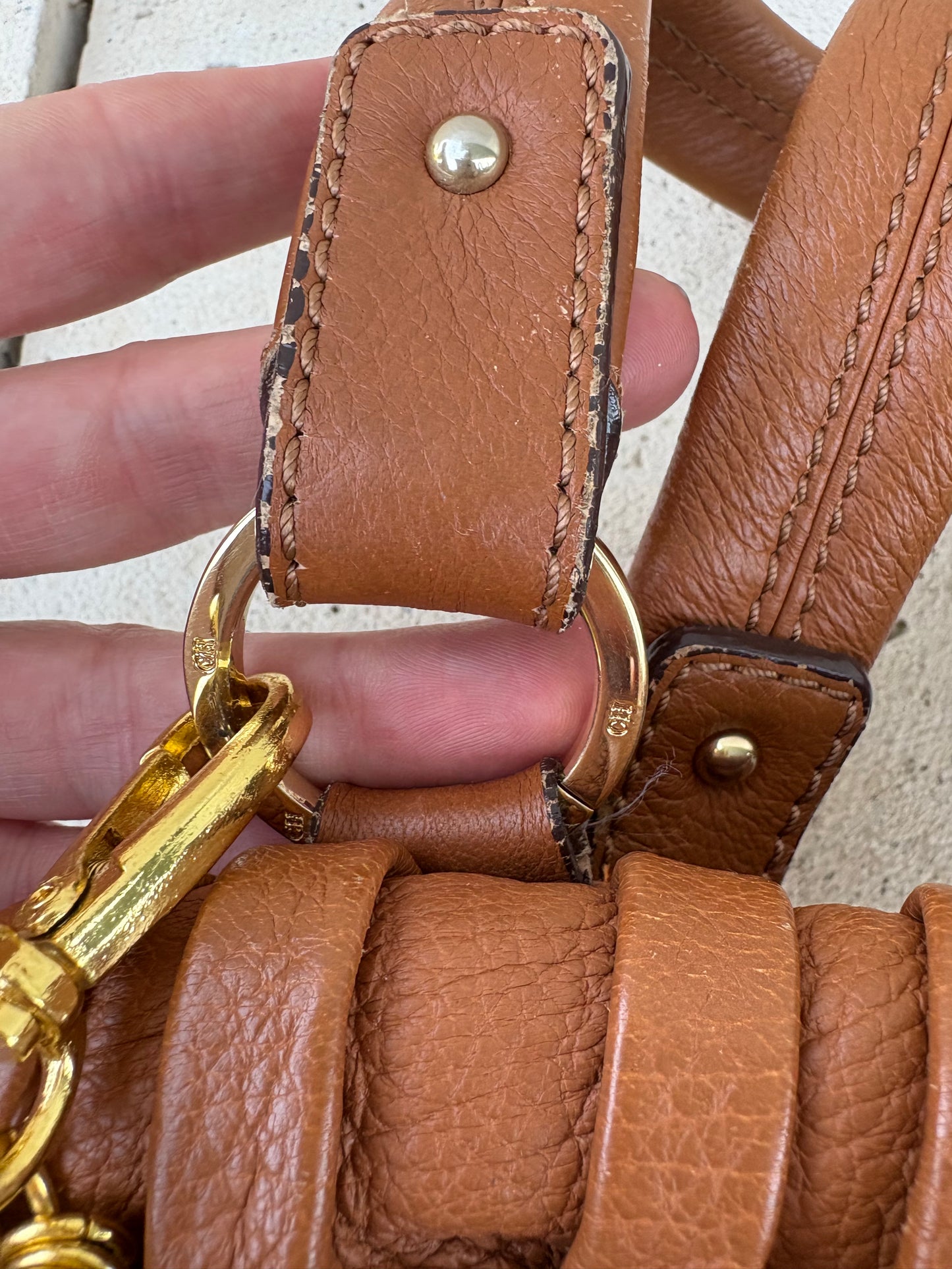 CAROLINA HERRERA. Bolso de mano en piel marrón