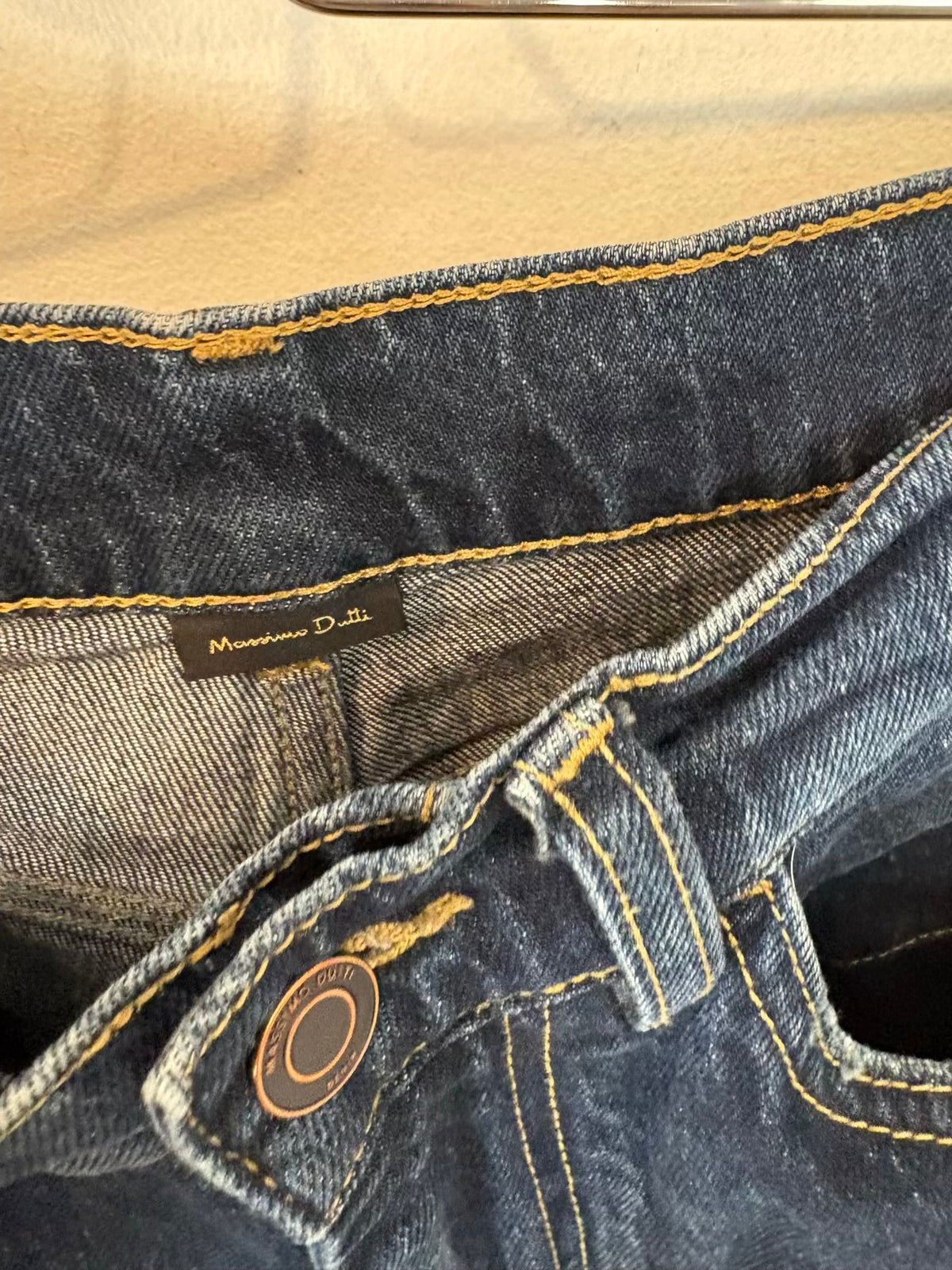 MASSIMO DUTTI. Denim ligeramente acampanado oscuro