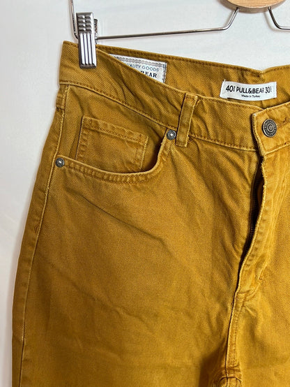 PULL&BEAR . Denim estilo boyfriend mostaza. T 40