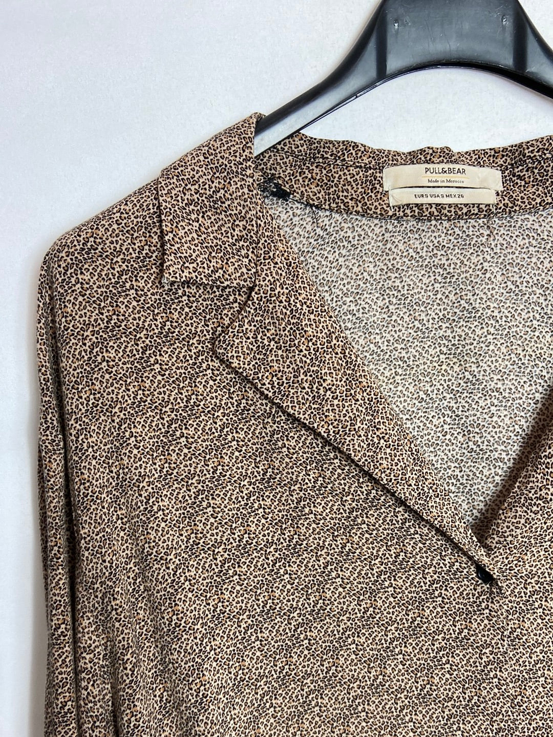 PULL&BEAR. Blusa animal print T.s