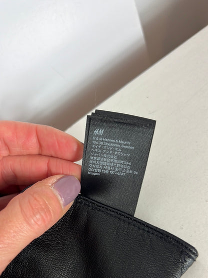 H&amp;M. Black leather gloves Ts