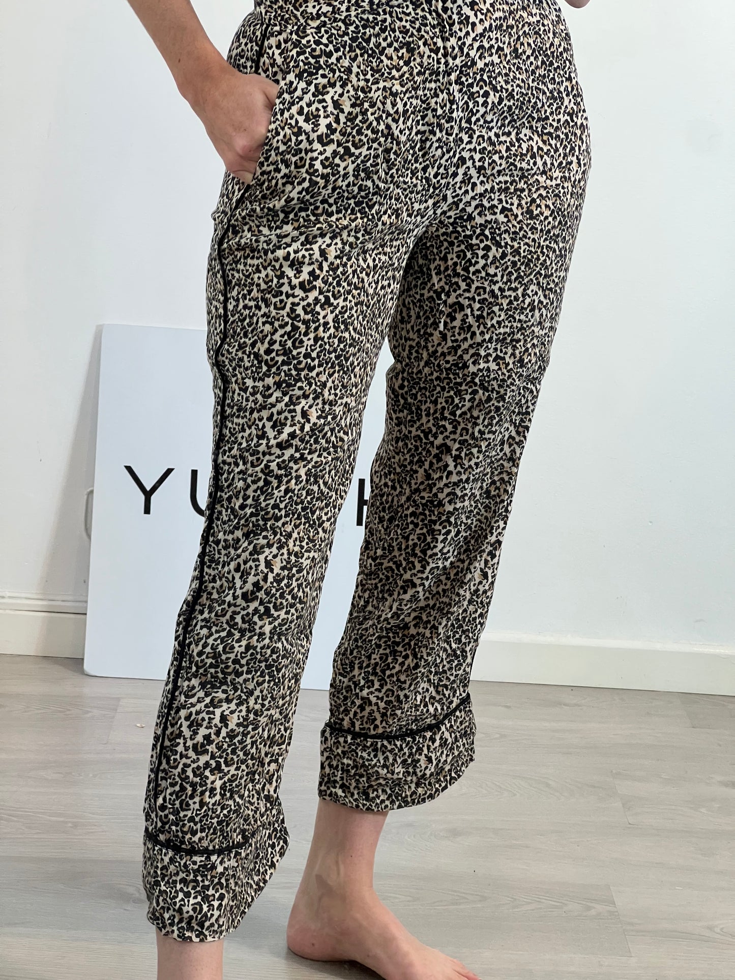 SCALPERS. Pantalón animal print fluido. T 36