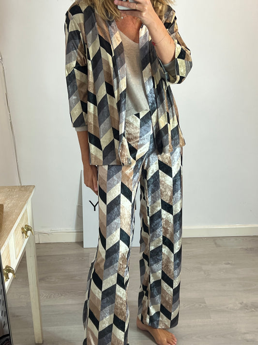 TRUCCO. Total look terciopelo T.m/l