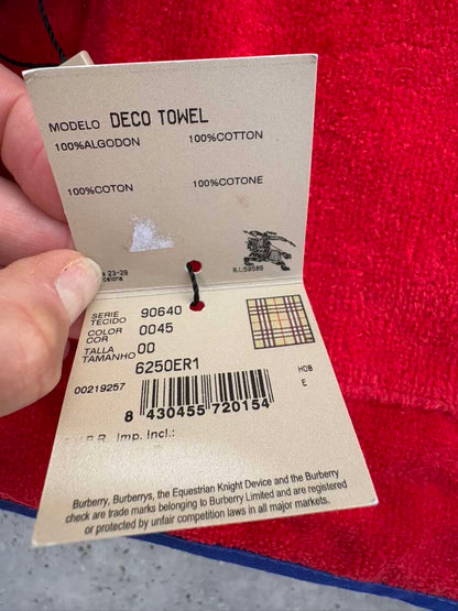 BURBERRY. Toalla de playa roja logo
