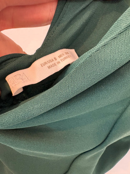 ZARA. Vestido largo verde escote pico