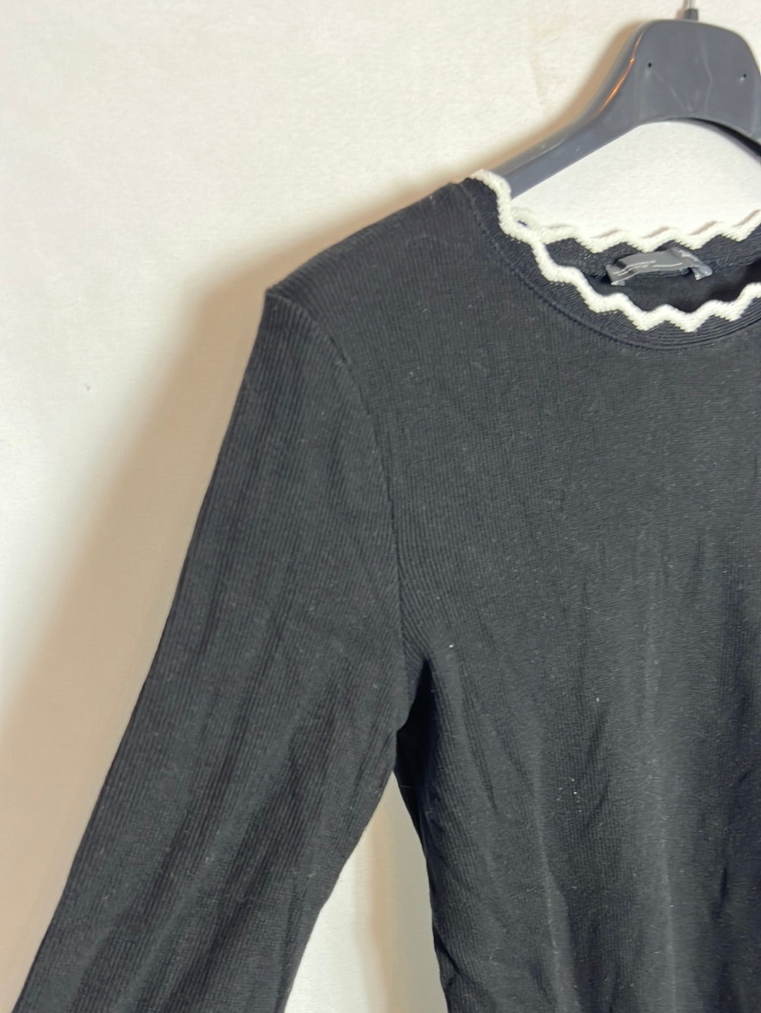 ZARA. Black ribbed top with white detail. TM 
