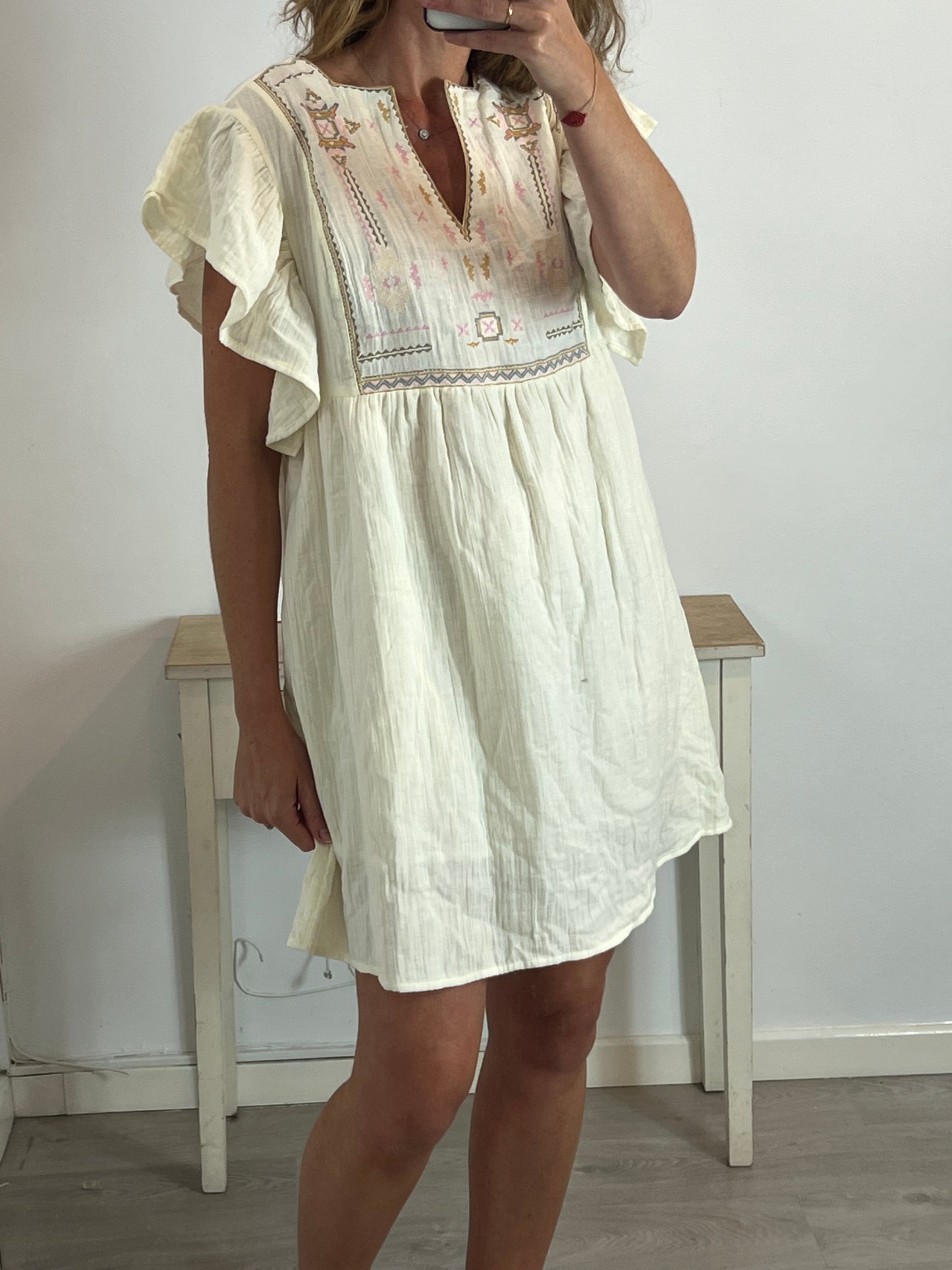 CORTEFIEL. Vestido beige corto bordado T.s