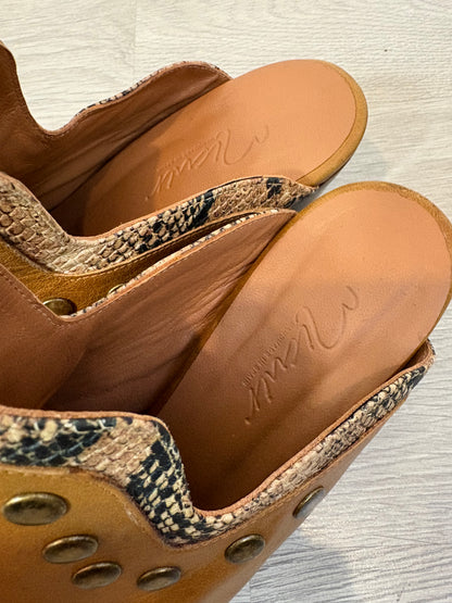 MICUIR. Zueco piel camel