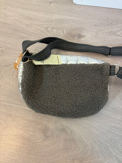 BELLEROSE. Riñonera plateada doble textura