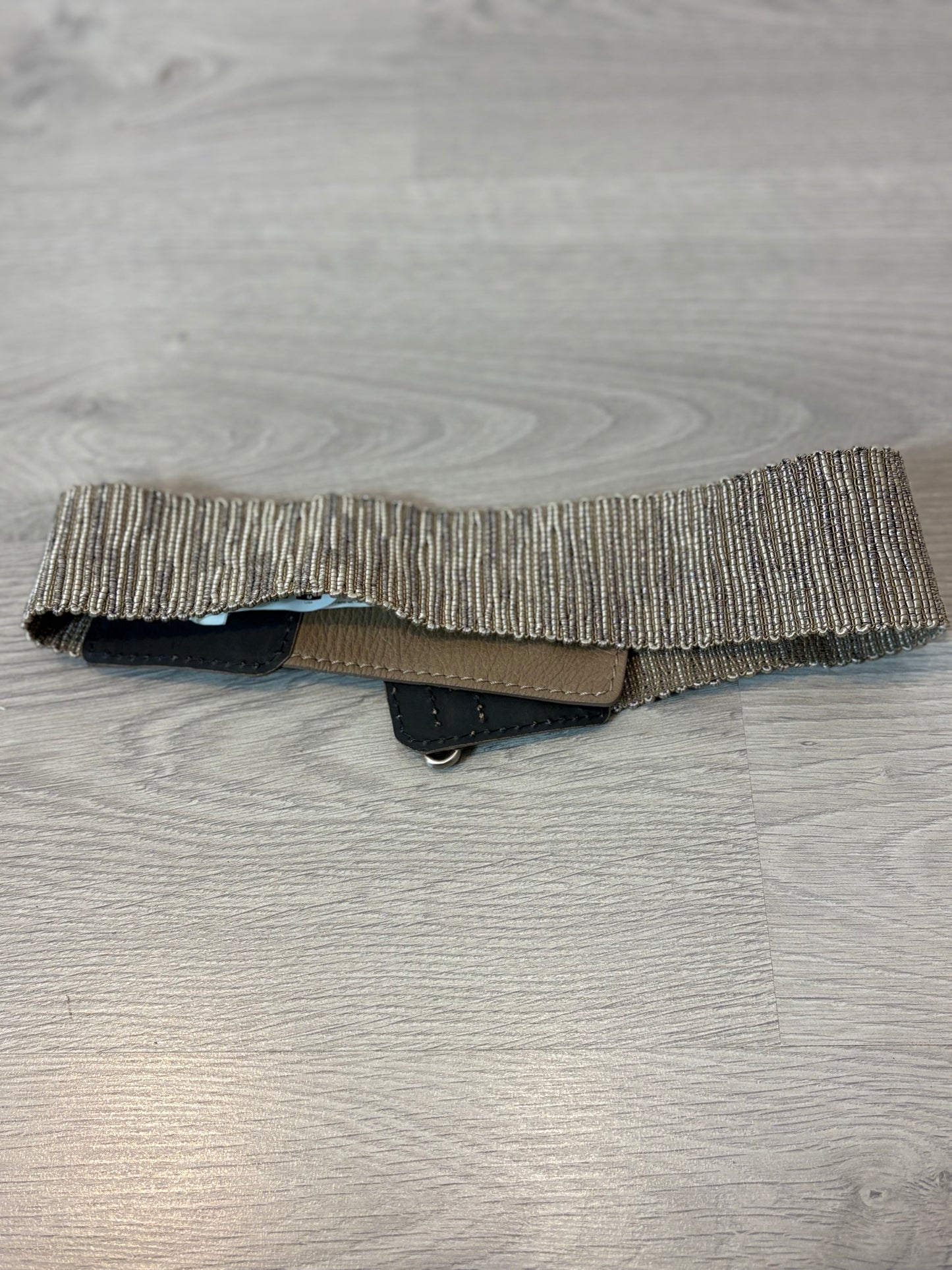 ADOLFO DOMINGUEZ. Cinturón semi elástico con piel