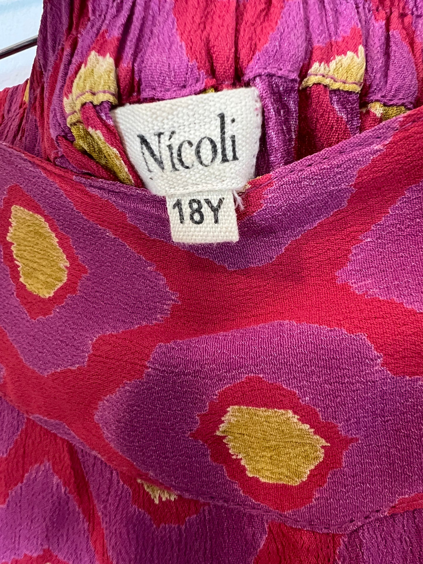 NÍCOLI. Pantalón  pata ancha estampado rosas. T 18 (S)