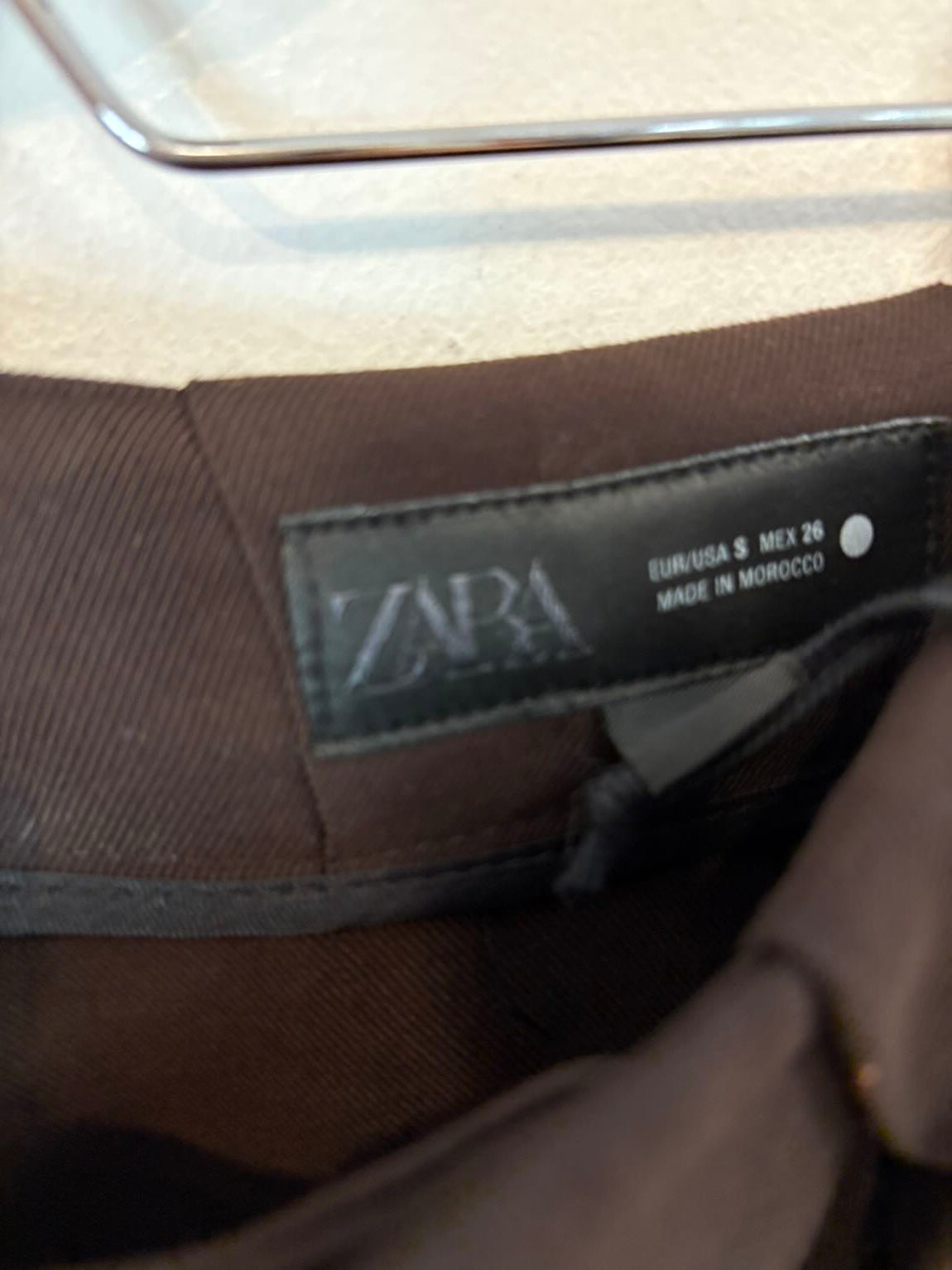 ZARA. Pantalón marrón pinzas detalle tobillo