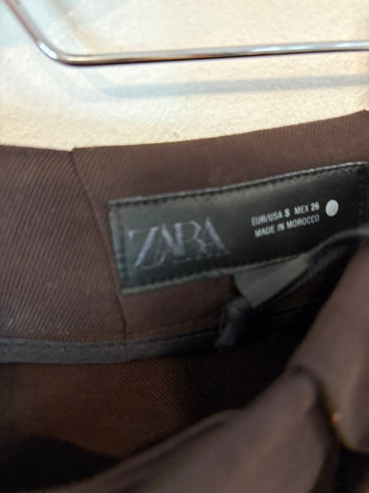 ZARA. Pantalón marrón pinzas detalle tobillo