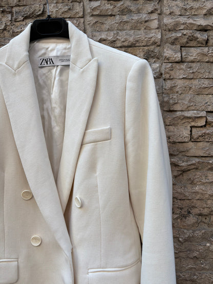 ZARA. Blazer fluida color crudo